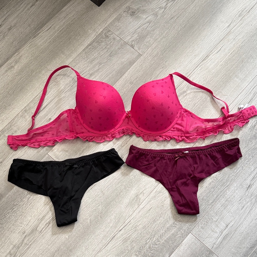 Carisma push up bra  38. D and 2 pair thongs large